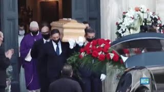 Funerale Stefano DOrazio luscita tra gli applausi del feretro dalla chiesa degli Artisti [upl. by Zulaledairam867]